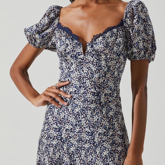 ASTR the label Sylvie Dress in Navy Ditsy - Picture 3 of 6